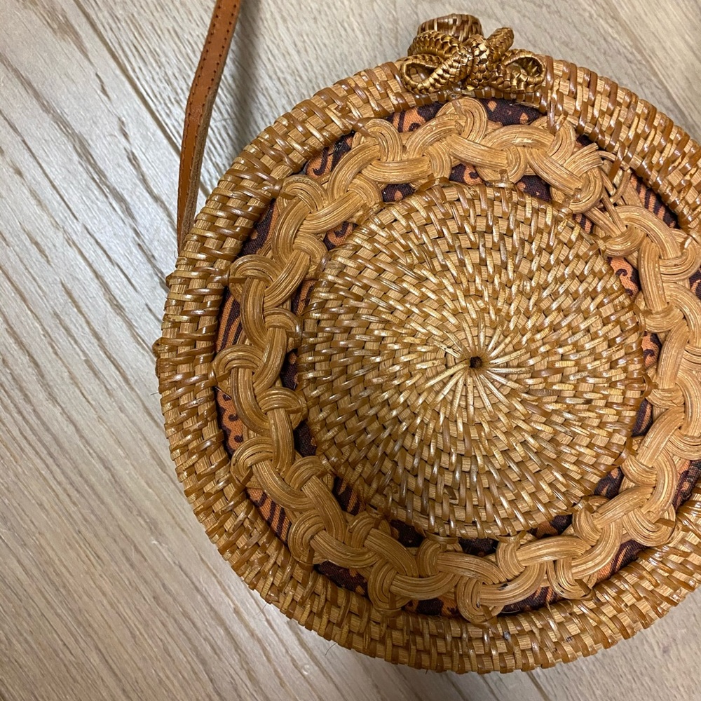 Woven circle tote.